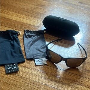 Oakley Black Aviator Sunglasses with Sleek Design